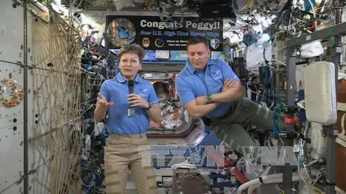 Hai nhà du hành 'đi bộ' ra ngoài thay bộ điều khiển trên trạm ISS 